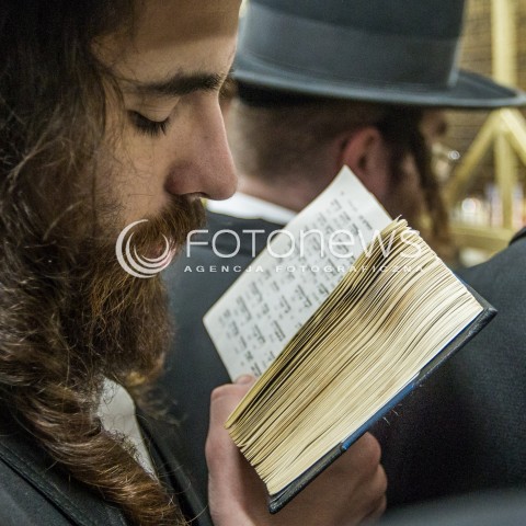  12.03.2015 LEZAJSK <br />PIELGRZYMKA CHASYDOW DO GROBU CADYKA ELIMELECHA WEISSBLUMA W LEZAJSKU W ROCZNICE JEGO SMIERCI. <br />DLA ZYDOW JEST TO JEDNO Z NAJSWIETSZYCH MIEJSC NA ZIEMI.<br /> 