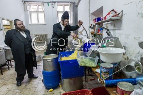  12.03.2015 LEZAJSK <br />PIELGRZYMKA CHASYDOW DO GROBU CADYKA ELIMELECHA WEISSBLUMA W LEZAJSKU W ROCZNICE JEGO SMIERCI. <br />DLA ZYDOW JEST TO JEDNO Z NAJSWIETSZYCH MIEJSC NA ZIEMI.<br /> 