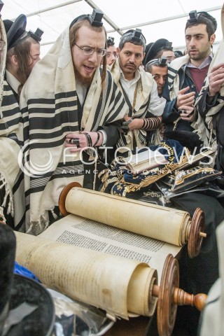  12.03.2015 LEZAJSK <br />PIELGRZYMKA CHASYDOW DO GROBU CADYKA ELIMELECHA WEISSBLUMA W LEZAJSKU W ROCZNICE JEGO SMIERCI. <br />DLA ZYDOW JEST TO JEDNO Z NAJSWIETSZYCH MIEJSC NA ZIEMI.<br /> 