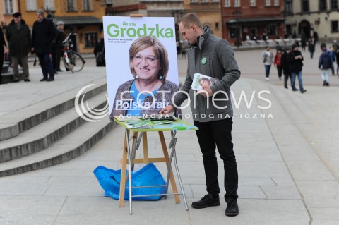  15.03.2015 WARSZAWA<br />ANNA GRODZKA ZBIERA PODPISY<br />N/Z SZTAB WYBORCZY ANNY GRODZKIEJ<br /> 