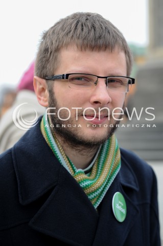  15.03.2015 WARSZAWA<br />ANNA GRODZKA ZBIERA PODPISY<br />N/Z PRZEWODNICZACY PARTII ZIELONYCH ADAM OSTOLSKI<br /> 