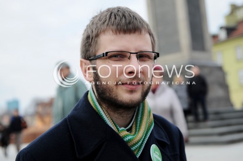  15.03.2015 WARSZAWA<br />ANNA GRODZKA ZBIERA PODPISY<br />N/Z PRZEWODNICZACY PARTII ZIELONYCH ADAM OSTOLSKI<br /> 