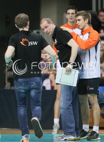  20.03.2015 RZESZOW<br />SIATKOWKA PLUSLIGA 2014/2015 MEN VOLLEYBALL POLAND POLISH PLUS LIGA LEAGUE SEASON 2014/2015 - POLFINAL MECZ NR 3.<br />MECZ ASSECO RESOVIA - JASTRZEBSKI WEGIEL<br />N/Z ROBERTO PIAZZA - TRENER ( HEAD COACH ) - SYTUACJA GDY TRENER ZOSTAL UDERZONY PILKA W TWARZ - SPADLY MU OKULARY<br /> 