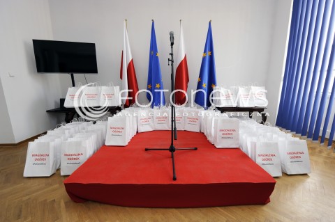  26.03.2015 WARSZAWA <br />MAGDALENA OGOREK ZEBRALA 510000 PODPISOW<br />N/Z ZEBRANE PODPISY<br /> 