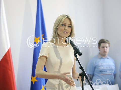  26.03.2015 WARSZAWA <br />MAGDALENA OGOREK ZEBRALA 510000 PODPISOW<br />N/Z MAGDALENA OGOREK<br /> 