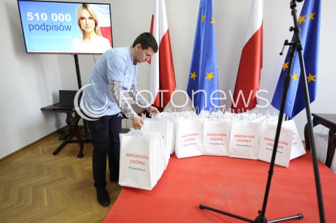  26.03.2015 WARSZAWA <br />MAGDALENA OGOREK ZEBRALA 510000 PODPISOW<br />N/Z SZTAB MAGDALENY OGOREK<br /> 