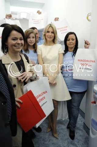  26.03.2015 WARSZAWA <br />MAGDALENA OGOREK ZEBRALA 510000 PODPISOW<br />N/Z MAGDALENA OGOREK OTOCZONA SZTABEM WYBORCZYM<br /> 