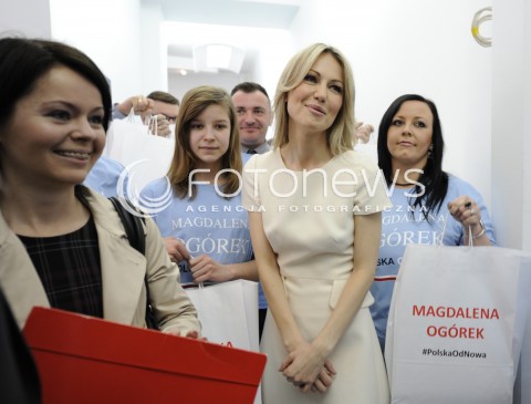  26.03.2015 WARSZAWA <br />MAGDALENA OGOREK ZEBRALA 510000 PODPISOW<br />N/Z MAGDALENA OGOREK OTOCZONA SZTABEM WYBORCZYM<br /> 