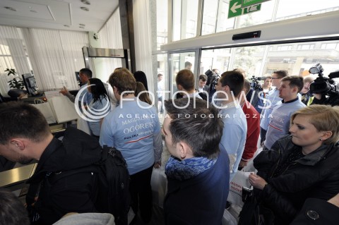  26.03.2015 WARSZAWA <br />MAGDALENA OGOREK ZEBRALA 510000 PODPISOW<br />N/Z SKLADANIE PODPISOW W PANSTWOWEJ KOMISJI WYBORCZEJ<br /> 