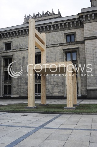  26.03.2015 WARSZAWA <br />OLBRZYMIE KRZESLO PRZED PALACEM KULTURY I NAUKI<br />N/Z KRZESLO NA TLE PALACU<br /> 