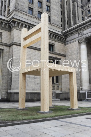  26.03.2015 WARSZAWA <br />OLBRZYMIE KRZESLO PRZED PALACEM KULTURY I NAUKI<br />N/Z KRZESLO NA TLE PALACU<br /> 