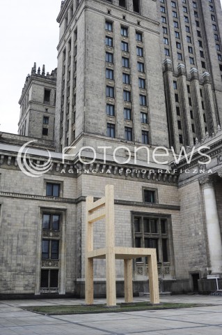  26.03.2015 WARSZAWA <br />OLBRZYMIE KRZESLO PRZED PALACEM KULTURY I NAUKI<br />N/Z KRZESLO NA TLE PALACU<br /> 