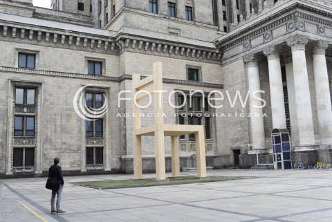 Olbrzymie krzesło w Warszawie