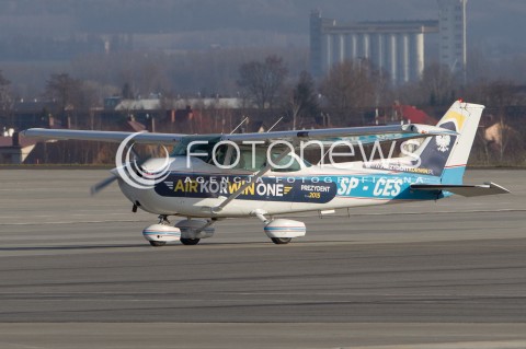  26.03.2015 LOTNISKO JASIONKA<br />
WIZYTA JANUSZA KORWINA MIKKE NA PODKARPACIU<br />
KONFERENCJA PRZED TERMINALEM W PORCIE LOTNICZYM RZESZOW JASIONKA<br />
N/Z SAMOLOT AIR KORWIN ONE CESSNA 172 SP-CES<br />
 