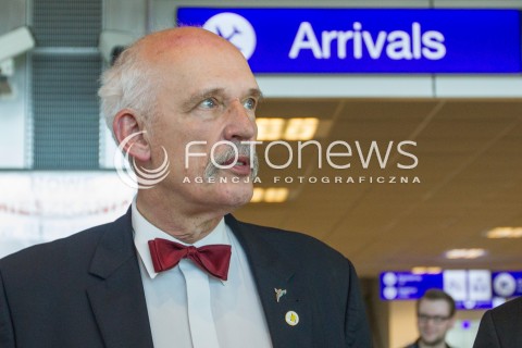  26.03.2015 LOTNISKO JASIONKA<br />
WIZYTA JANUSZA KORWINA MIKKE NA PODKARPACIU<br />
KONFERENCJA PRZED TERMINALEM W PORCIE LOTNICZYM RZESZOW JASIONKA<br />
N/Z JANUSZ KORWIN MIKKE<br />
 