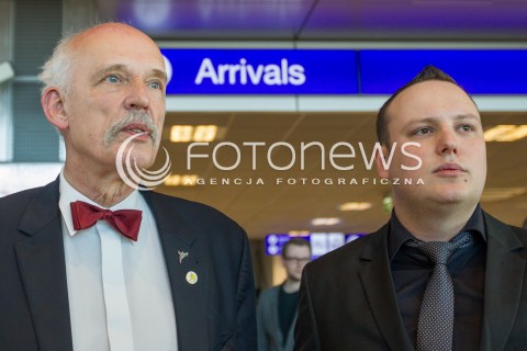  26.03.2015 LOTNISKO JASIONKA<br />
WIZYTA JANUSZA KORWINA MIKKE NA PODKARPACIU<br />
KONFERENCJA PRZED TERMINALEM W PORCIE LOTNICZYM RZESZOW JASIONKA<br />
N/Z JANUSZ KORWIN MIKKE DAMIAN MALEK<br />
 