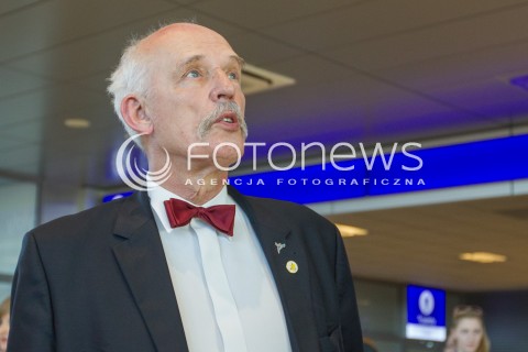  26.03.2015 LOTNISKO JASIONKA<br />
WIZYTA JANUSZA KORWINA MIKKE NA PODKARPACIU<br />
KONFERENCJA PRZED TERMINALEM W PORCIE LOTNICZYM RZESZOW JASIONKA<br />
N/Z JANUSZ KORWIN MIKKE<br />
 