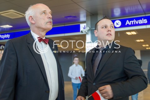  26.03.2015 LOTNISKO JASIONKA<br />
WIZYTA JANUSZA KORWINA MIKKE NA PODKARPACIU<br />
KONFERENCJA PRZED TERMINALEM W PORCIE LOTNICZYM RZESZOW JASIONKA<br />
N/Z JANUSZ KORWIN MIKKE DAMIAN MALEK<br />
 