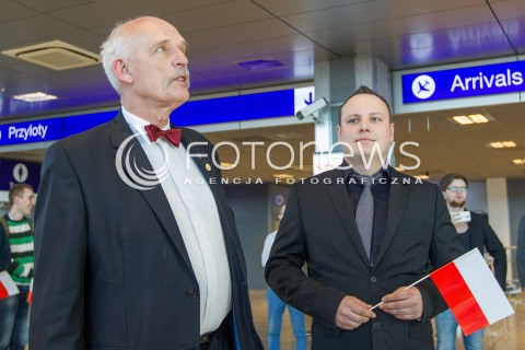  26.03.2015 LOTNISKO JASIONKA<br />
WIZYTA JANUSZA KORWINA MIKKE NA PODKARPACIU<br />
KONFERENCJA PRZED TERMINALEM W PORCIE LOTNICZYM RZESZOW JASIONKA<br />
N/Z JANUSZ KORWIN MIKKE DAMIAN MALEK<br />
 