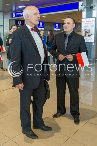  26.03.2015 LOTNISKO JASIONKA<br />
WIZYTA JANUSZA KORWINA MIKKE NA PODKARPACIU<br />
KONFERENCJA PRZED TERMINALEM W PORCIE LOTNICZYM RZESZOW JASIONKA<br />
N/Z JANUSZ KORWIN MIKKE DAMIAN MALEK<br />
 