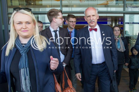  26.03.2015 LOTNISKO JASIONKA<br />
WIZYTA JANUSZA KORWINA MIKKE NA PODKARPACIU<br />
KONFERENCJA PRZED TERMINALEM W PORCIE LOTNICZYM RZESZOW JASIONKA<br />
N/Z JANUSZ KORWIN MIKKE<br />
 