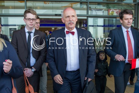  26.03.2015 LOTNISKO JASIONKA<br />
WIZYTA JANUSZA KORWINA MIKKE NA PODKARPACIU<br />
KONFERENCJA PRZED TERMINALEM W PORCIE LOTNICZYM RZESZOW JASIONKA<br />
N/Z JANUSZ KORWIN MIKKE<br />
 