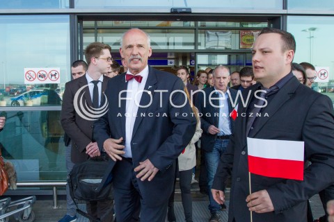  26.03.2015 LOTNISKO JASIONKA<br />
WIZYTA JANUSZA KORWINA MIKKE NA PODKARPACIU<br />
KONFERENCJA PRZED TERMINALEM W PORCIE LOTNICZYM RZESZOW JASIONKA<br />
N/Z JANUSZ KORWIN MIKKE DAMIAN MALEK<br />
 