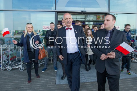  26.03.2015 LOTNISKO JASIONKA<br />
WIZYTA JANUSZA KORWINA MIKKE NA PODKARPACIU<br />
KONFERENCJA PRZED TERMINALEM W PORCIE LOTNICZYM RZESZOW JASIONKA<br />
N/Z JANUSZ KORWIN MIKKE DAMIAN MALEK<br />
 
