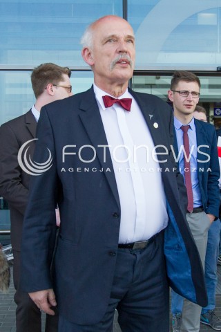  26.03.2015 LOTNISKO JASIONKA<br />
WIZYTA JANUSZA KORWINA MIKKE NA PODKARPACIU<br />
KONFERENCJA PRZED TERMINALEM W PORCIE LOTNICZYM RZESZOW JASIONKA<br />
N/Z JANUSZ KORWIN MIKKE<br />
 