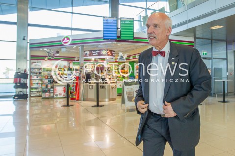  26.03.2015 LOTNISKO JASIONKA<br />
WIZYTA JANUSZA KORWINA MIKKE NA PODKARPACIU<br />
KONFERENCJA PRZED TERMINALEM W PORCIE LOTNICZYM RZESZOW JASIONKA<br />
N/Z JANUSZ KORWIN MIKKE<br />
 