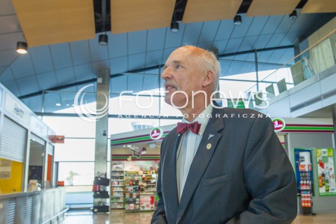  26.03.2015 LOTNISKO JASIONKA<br />
WIZYTA JANUSZA KORWINA MIKKE NA PODKARPACIU<br />
KONFERENCJA PRZED TERMINALEM W PORCIE LOTNICZYM RZESZOW JASIONKA<br />
N/Z JANUSZ KORWIN MIKKE<br />
 