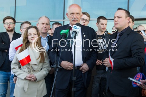  26.03.2015 LOTNISKO JASIONKA<br />
WIZYTA JANUSZA KORWINA MIKKE NA PODKARPACIU<br />
KONFERENCJA PRZED TERMINALEM W PORCIE LOTNICZYM RZESZOW JASIONKA<br />
N/Z JANUSZ KORWIN MIKKE DAMIAN MALEK<br />
 