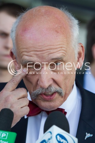  26.03.2015 LOTNISKO JASIONKA<br />
WIZYTA JANUSZA KORWINA MIKKE NA PODKARPACIU<br />
KONFERENCJA PRZED TERMINALEM W PORCIE LOTNICZYM RZESZOW JASIONKA<br />
N/Z JANUSZ KORWIN MIKKE<br />
 