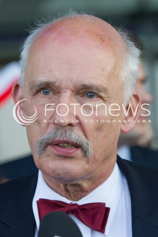  26.03.2015 LOTNISKO JASIONKA<br />
WIZYTA JANUSZA KORWINA MIKKE NA PODKARPACIU<br />
KONFERENCJA PRZED TERMINALEM W PORCIE LOTNICZYM RZESZOW JASIONKA<br />
N/Z JANUSZ KORWIN MIKKE<br />
 