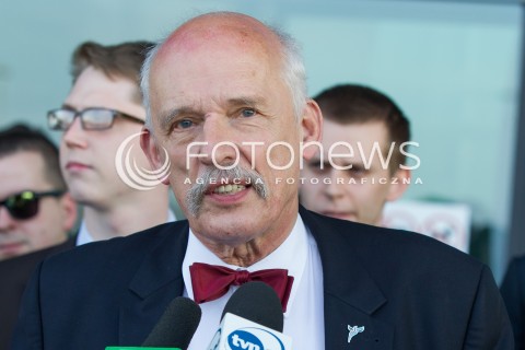  26.03.2015 LOTNISKO JASIONKA<br />
WIZYTA JANUSZA KORWINA MIKKE NA PODKARPACIU<br />
KONFERENCJA PRZED TERMINALEM W PORCIE LOTNICZYM RZESZOW JASIONKA<br />
N/Z JANUSZ KORWIN MIKKE<br />
 