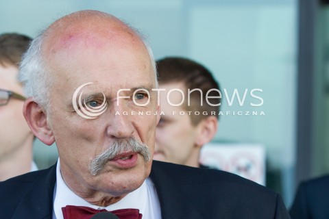 26.03.2015 LOTNISKO JASIONKA<br />
WIZYTA JANUSZA KORWINA MIKKE NA PODKARPACIU<br />
KONFERENCJA PRZED TERMINALEM W PORCIE LOTNICZYM RZESZOW JASIONKA<br />
N/Z JANUSZ KORWIN MIKKE<br />
 