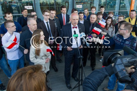  26.03.2015 LOTNISKO JASIONKA<br />
WIZYTA JANUSZA KORWINA MIKKE NA PODKARPACIU<br />
KONFERENCJA PRZED TERMINALEM W PORCIE LOTNICZYM RZESZOW JASIONKA<br />
N/Z JANUSZ KORWIN MIKKE<br />
 