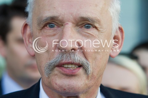  26.03.2015 LOTNISKO JASIONKA<br />
WIZYTA JANUSZA KORWINA MIKKE NA PODKARPACIU<br />
KONFERENCJA PRZED TERMINALEM W PORCIE LOTNICZYM RZESZOW JASIONKA<br />
N/Z JANUSZ KORWIN MIKKE<br />
 