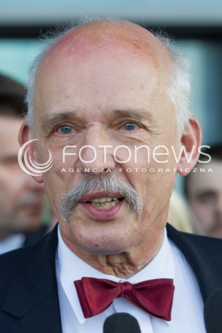  26.03.2015 LOTNISKO JASIONKA<br />
WIZYTA JANUSZA KORWINA MIKKE NA PODKARPACIU<br />
KONFERENCJA PRZED TERMINALEM W PORCIE LOTNICZYM RZESZOW JASIONKA<br />
N/Z JANUSZ KORWIN MIKKE<br />
 