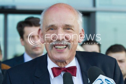  26.03.2015 LOTNISKO JASIONKA<br />
WIZYTA JANUSZA KORWINA MIKKE NA PODKARPACIU<br />
KONFERENCJA PRZED TERMINALEM W PORCIE LOTNICZYM RZESZOW JASIONKA<br />
N/Z JANUSZ KORWIN MIKKE<br />
 