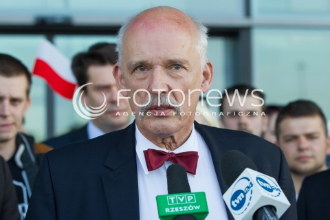  26.03.2015 LOTNISKO JASIONKA<br />
WIZYTA JANUSZA KORWINA MIKKE NA PODKARPACIU<br />
KONFERENCJA PRZED TERMINALEM W PORCIE LOTNICZYM RZESZOW JASIONKA<br />
N/Z JANUSZ KORWIN MIKKE<br />
 