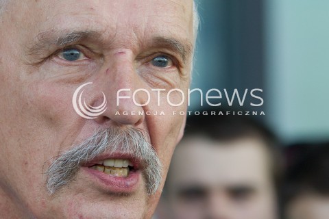  26.03.2015 LOTNISKO JASIONKA<br />
WIZYTA JANUSZA KORWINA MIKKE NA PODKARPACIU<br />
KONFERENCJA PRZED TERMINALEM W PORCIE LOTNICZYM RZESZOW JASIONKA<br />
N/Z JANUSZ KORWIN MIKKE<br />
 