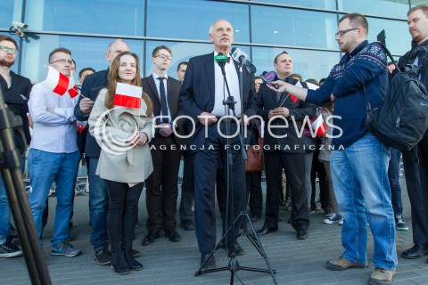  26.03.2015 LOTNISKO JASIONKA<br />
WIZYTA JANUSZA KORWINA MIKKE NA PODKARPACIU<br />
KONFERENCJA PRZED TERMINALEM W PORCIE LOTNICZYM RZESZOW JASIONKA<br />
N/Z JANUSZ KORWIN MIKKE<br />
 