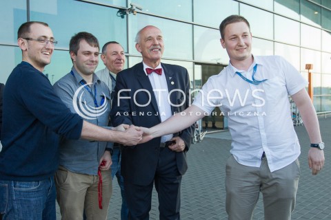  26.03.2015 LOTNISKO JASIONKA<br />
WIZYTA JANUSZA KORWINA MIKKE NA PODKARPACIU<br />
KONFERENCJA PRZED TERMINALEM W PORCIE LOTNICZYM RZESZOW JASIONKA<br />
N/Z JANUSZ KORWIN MIKKE<br />
 