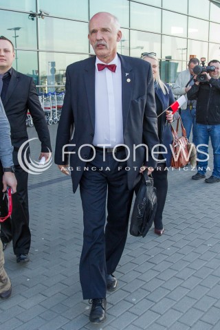  26.03.2015 LOTNISKO JASIONKA<br />
WIZYTA JANUSZA KORWINA MIKKE NA PODKARPACIU<br />
KONFERENCJA PRZED TERMINALEM W PORCIE LOTNICZYM RZESZOW JASIONKA<br />
N/Z JANUSZ KORWIN MIKKE<br />
 