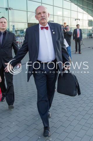  26.03.2015 LOTNISKO JASIONKA<br />
WIZYTA JANUSZA KORWINA MIKKE NA PODKARPACIU<br />
KONFERENCJA PRZED TERMINALEM W PORCIE LOTNICZYM RZESZOW JASIONKA<br />
N/Z JANUSZ KORWIN MIKKE<br />
 