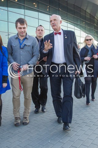  26.03.2015 LOTNISKO JASIONKA<br />
WIZYTA JANUSZA KORWINA MIKKE NA PODKARPACIU<br />
KONFERENCJA PRZED TERMINALEM W PORCIE LOTNICZYM RZESZOW JASIONKA<br />
N/Z JANUSZ KORWIN MIKKE<br />
 