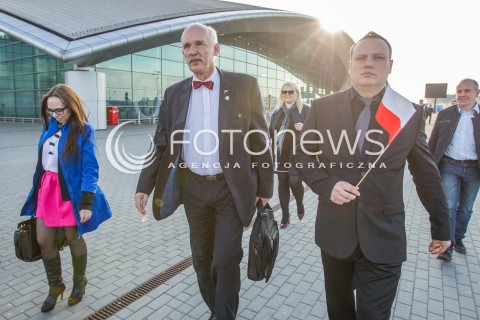  26.03.2015 LOTNISKO JASIONKA<br />
WIZYTA JANUSZA KORWINA MIKKE NA PODKARPACIU<br />
KONFERENCJA PRZED TERMINALEM W PORCIE LOTNICZYM RZESZOW JASIONKA<br />
N/Z JANUSZ KORWIN MIKKE DAMIAN MALEK (P) AGATA BANASIK (L)<br />
 