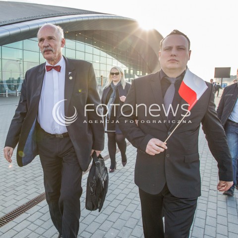  26.03.2015 LOTNISKO JASIONKA<br />
WIZYTA JANUSZA KORWINA MIKKE NA PODKARPACIU<br />
KONFERENCJA PRZED TERMINALEM W PORCIE LOTNICZYM RZESZOW JASIONKA<br />
N/Z JANUSZ KORWIN MIKKE DAMIAN MALEK<br />
 