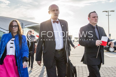  26.03.2015 LOTNISKO JASIONKA<br />
WIZYTA JANUSZA KORWINA MIKKE NA PODKARPACIU<br />
KONFERENCJA PRZED TERMINALEM W PORCIE LOTNICZYM RZESZOW JASIONKA<br />
N/Z JANUSZ KORWIN MIKKE DAMIAN MALEK (P) AGATA BANASIK (L)<br />
 